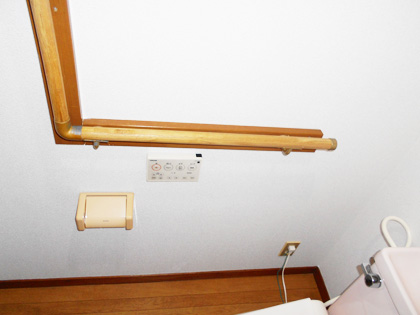手すり付きのトイレ